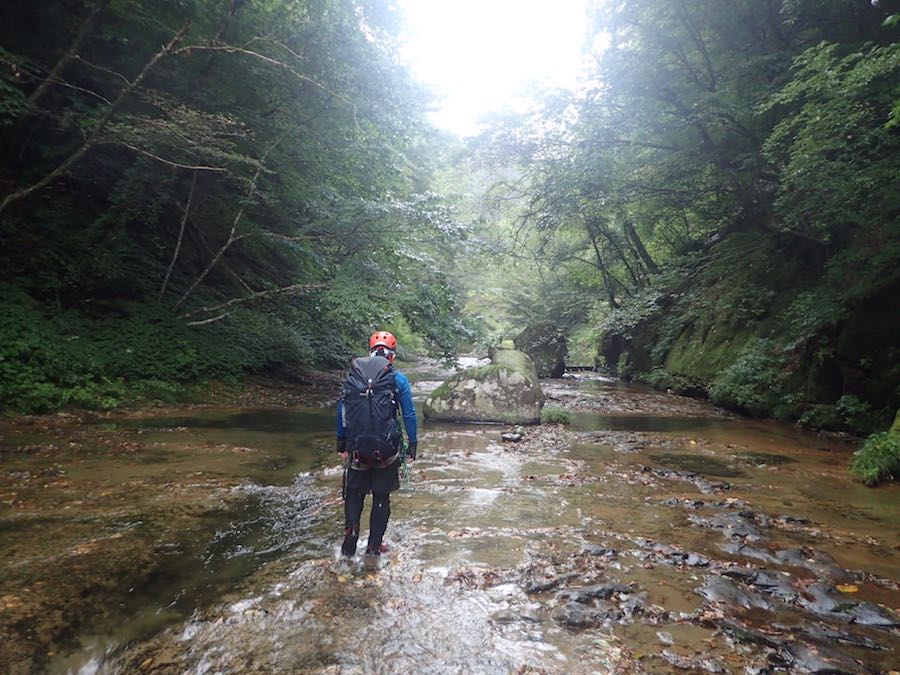 二口山塊　大行沢　赤いナメで始まる